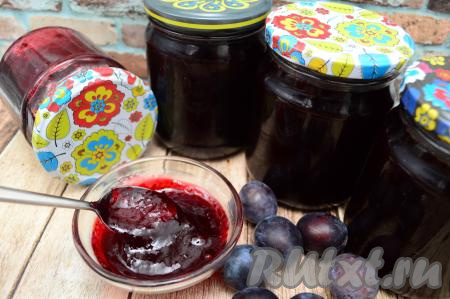 Повидло, благодаря перекручиванию слив через мясорубку, получается однородным. Это ароматное, достаточно густое сливовое повидло своим вкусом и ярким цветом украсит любое чаепитие!