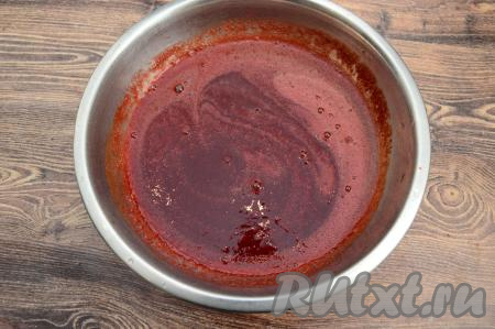 Хорошо перемешать пюре из слив, чтобы сахар полностью растворился.