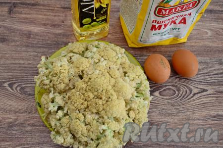 Подготовить продукты для приготовления оладий из цветной капусты.