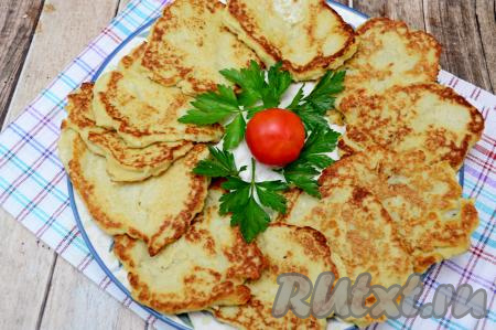 Готовые оладьи из цветной капусты выкладывать со сковороды на плоскую тарелку по кругу или стопочкой, кладя оладушки один на другой. Периодически перемешивая тесто, постепенно пожарить все оладьи (у меня получились 16 штук). Нежные, аппетитные, мягкие оладьи из цветной капусты можно подать к столу и тёплыми, и полностью остывшими.