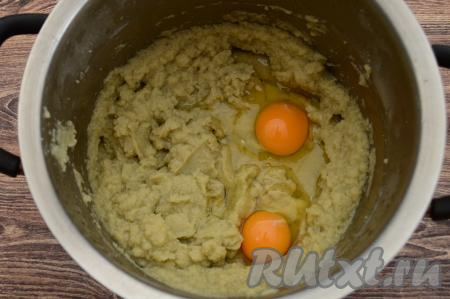 В кастрюлю с пюре из цветной капусты вбить 2 сырых яйца.