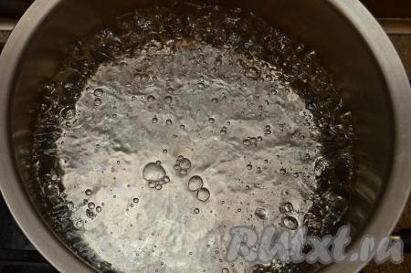 Прежде всего нужно снять с помидоров шкурку. Для этого нужно в достаточно объёмной кастрюле вскипятить воду.