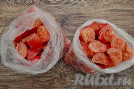 Доску с полностью замороженными помидорами достать из морозилки. Отделить каждую дольку помидора от доски. Сразу разложить замороженные помидоры по целлофановым пакетам. Завязать пакеты и отправить на хранение в морозилку. В таком виде помидоры очень удобно использовать, дольки легко отделяются друг от друга.