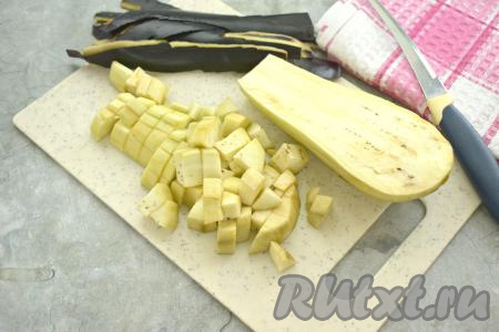 Баклажан очищаем от кожуры, нарезаем его на небольшие кубики.