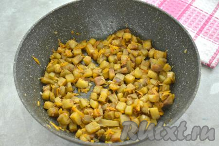 Обжариваем овощи с баклажанами 6-7 минут, периодически перемешивая.