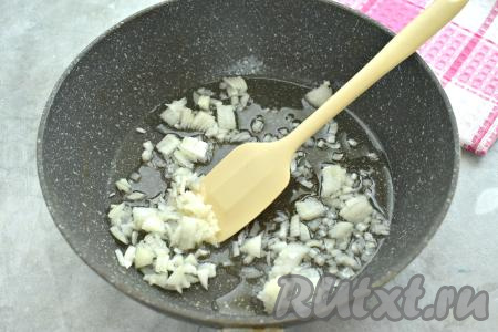 Очищаем морковь, чеснок и лук. Гречку, если необходимо, перебираем, затем выкладываем в сито, хорошо промываем проточной водой и оставляем в сите, чтобы стекла лишняя вода. В сковороде прогреваем растительное масло, выкладываем лук, нарезанный на небольшие кубики, обжариваем его до прозрачности (минуты 3) на среднем огне, время от времени перемешивая.