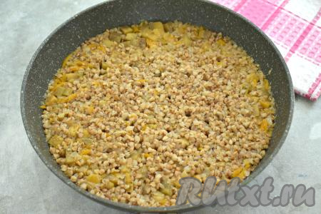 Накрываем сковороду крышкой, готовим гречку с баклажанами минут 20-25 (до готовности гречки и испарения воды). Убираем готовое блюдо с огня.