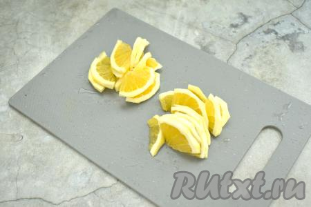 Количество ингредиентов рассчитано на 2 банки объёмом по 1 литру.&nbsp;Срезаем с апельсина кожуру. Нарезаем апельсин на тонкие полукольца (или четверть кольца), обязательно удаляя косточки.