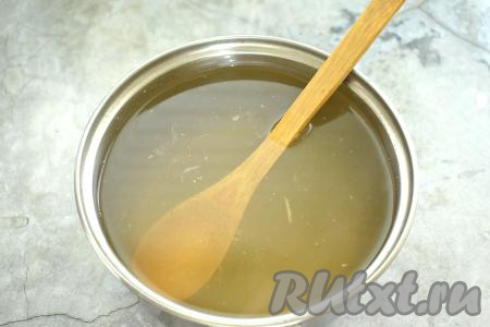 Аккуратно воду из банок с яблоками и апельсинами сливаем в кастрюлю с сахаром и корицей (фрукты должны остаться в банках), перемешиваем, ставим на сильный огонь. Сразу прикрываем банки с апельсинами и яблоками крышками. После закипания провариваем сироп в кастрюле в течение 2 минут (сахар должен полностью раствориться).