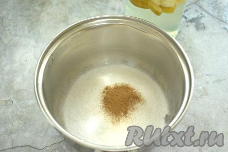 По прошествии 15 минут в&nbsp;кастрюлю всыпаем сахар и молотую корицу.