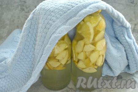 Горячий сироп сразу разливаем по банкам с яблоками и апельсинами, закручиваем (или закатываем) банки с компотом крышками, проверяем на герметичность. Банки (в этот раз я их не переворачивала) укутываем в плед и оставляем до полного остывания. Остывшие баночки переставляем на хранение в прохладное тёмное место.