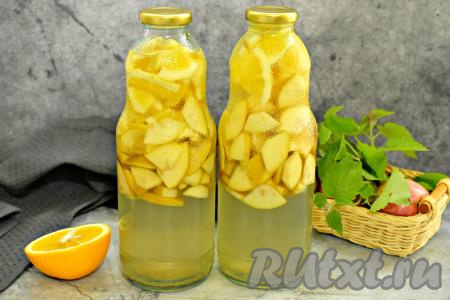 Зимой этот компот с яблоками и апельсинами непременно порадует вас своим вкусом, цветом и ароматом.