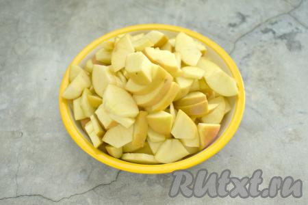 Яблоки тщательно моем. Не снимая кожуру, нарезаем яблоки на небольшие дольки, удаляя семенную коробку с семечками.
