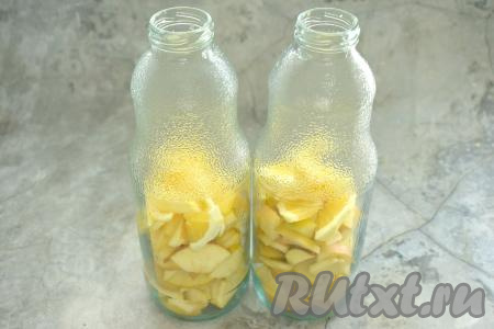 Банки для компота (я взяла 2 банки по 1 литру) стерилизуем удобным способом (я стерилизую над паром в течение 3-4 минут), кипятим крышки к банкам (я кипячу в течение 3-4 минут с момента закипания воды в кастрюле). Нарезанный апельсин и яблоки равномерно распределяем по простерилизованным банкам.