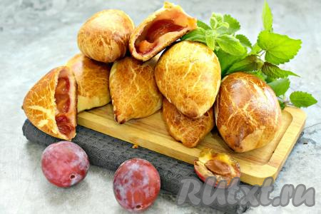 Аппетитные пирожки из слоёного теста с сочной, ароматной начинкой из слив станут приятным дополнением к семейному чаепитию.