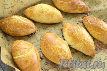 В духовке, разогретой до 200 градусов, выпекаем пирожки со сливами минут 20 (до подрумянивания слоёного теста). Готовую выпечку достаём из духовки, даём остыть.