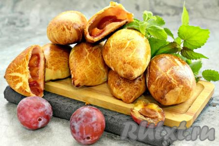 Пирожки со сливами из слоёного теста