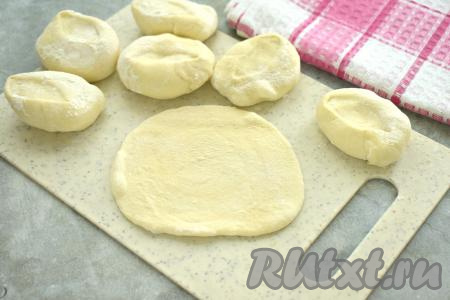 Каждый кусочек теста ставим на срез и прижимаем сверху ладонью. Раскатываем каждый кусочек теста в лепёшку диаметром 10-11 сантиметров.