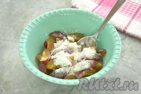 Половинки слив разрезаем на четвертинки, выкладываем в миску. К сливам всыпаем сахар и картофельный (или кукурузный) крахмал, перемешиваем и начинка для слоёных пирожков готова.