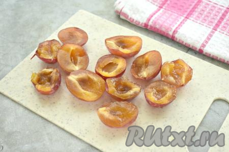 Для этой выпечки можно взять и слоёное дрожжевое тесто (именно его я и купила), и слоёное бездрожжевое тесто. Размораживаем слоёное тесто при комнатной температуре. Сливы моем, разрезаем пополам, удаляем косточки.