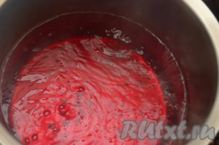 Банки с ежевикой и яблоками сразу накрыть крышками. В кастрюлю с жидкостью, слитой из банок, всыпать сахар и лимонную кислоту, перемешать, поставить на сильный огонь. Дать сиропу в кастрюле закипеть, а затем проварить его минуты 2-3 на небольшом огне, чтобы весь сахар растворился.