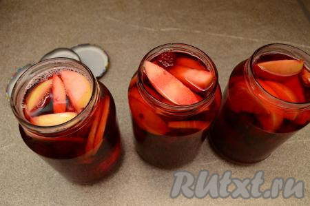 Снять сироп с огня и разлить его по банкам с ежевикой и яблоками.