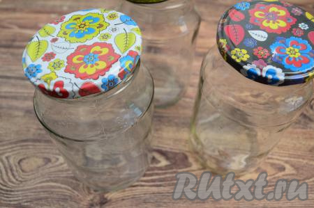 Первым делом нужно простерилизовать банки (я взяла 3 банки объёмом по 1 литру) и прокипятить крышки. Крышки я кипячу в течение 3 минут с момента закипания воды. Банки я вначале мою с содой, а после этого заполняю их на 1-1,5 сантиметра кипящей водой и отправляю стерилизоваться в микроволновку. 3 банки объёмом по 1 литру я стерилизую при максимальной мощности микроволновки в течение 3 минут. Затем простерилизованные баночки нужно достать из микроволновки, слить из них воду и сразу прикрыть прокипячёнными крышками.