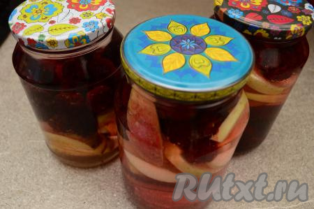 В банки с яблоками и ежевикой влить закипевшую воду, заполняя баночки до самого верха, прикрыть прокипячёнными крышками, оставить на 20 минут.