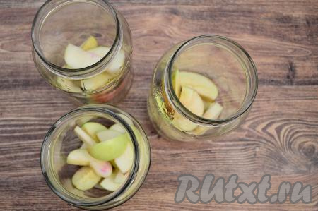 Равномерно распределить дольки яблок по 3 простерилизованным банкам.