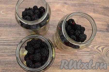 Подготовленную ежевику равномерно распределить по банкам с яблоками.