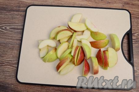 Налить в чайник (или в кастрюлю) 2,5 литра воды, поставить закипать на сильный огонь. Пока закипает вода, займёмся ягодами и фруктами. Яблоки нужно нарезать на не очень тонкие дольки, обязательно удаляя семенную коробку с косточками.