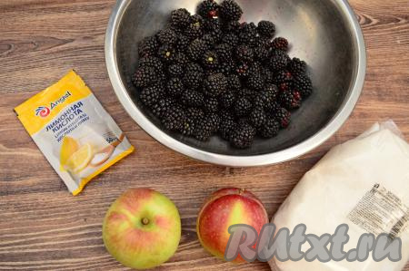 Подготовить продукты для приготовления компота из ежевики и яблок на зиму. Ежевику и яблоки хорошо промыть водой.