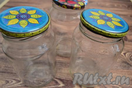 Прежде всего нужно простерилизовать банки, в которых будете закрывать компот (я взяла 3 банки объёмом по 1 литру), любым удобным для вас способом. Я обычно банки, вымытые с содой, стерилизую в микроволновке. Крышки для банок я кипячу минуты 3 с момента закипания воды. Чтобы простерилизовать банки в микроволновке, нужно вымытые литровые банки заполнить на 1,5 сантиметра кипящей водой, сразу поставить в микроволновку. Стерилизовать 3 банки на максимальной мощности в течение 3 минут. Простерилизованные банки достать из микроволновки, воду слить, прикрыть их прокипячёнными крышками.