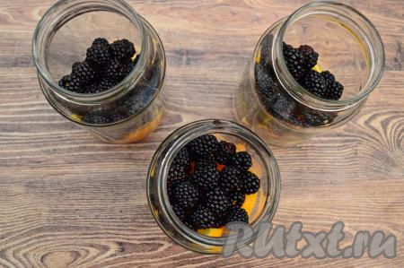 В банки поверх апельсинов разложить подготовленную ежевику.&nbsp;