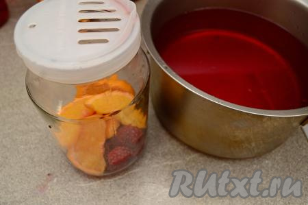 Затем воду из банок слить в кастрюлю так, чтобы и ежевика, и апельсины остались в банке. Для того чтобы проще было сливать воду из банки в кастрюлю, я надеваю на баночку капроновую крышку с отверстиями. Сразу после того как слили воду из банок, нужно баночки с ягодами и фруктами прикрыть прокипячёнными крышками.