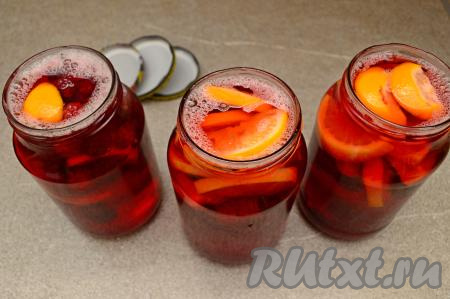 Снять кастрюлю с сиропом с огня. Сразу разлить горячий сироп по банкам с ежевикой и апельсинами. Закатать (или закрутить) банки с компотом крышками, перевернуть вверх дном, накрыть одеялом со всех сторон и оставить до полного остывания.&nbsp;