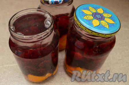 Банки с ежевикой и апельсинами до самого верха заполнить кипящей водой, сразу прикрыть прокипячёнными крышками и оставить минут на 20.&nbsp;