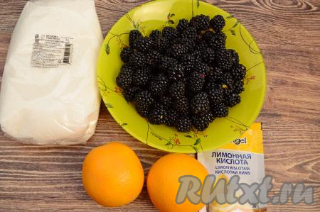 Подготовить продукты для приготовления компота из ежевики и апельсинов на зиму. Ежевику перебрать, удаляя подпорченные ягоды. Ежевику тщательно промыть водой, лишней жидкости дать стечь.