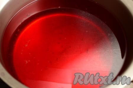 В кастрюлю с водой, слитой из банок, всыпать сахар и лимонную кислоту, тщательно перемешать, поставить на сильный огонь. Как только сироп в кастрюле закипит, уменьшить огонь, проварить 2-3 минуты (до растворения сахара). Лимонную кислоту можно не добавлять, но именно она позволит сохранить яркость компота.