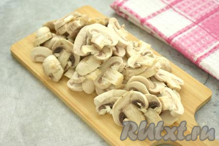 Нарезаем шампиньоны на пластины толщиной 4-5 миллиметров.