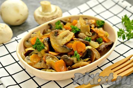 Шампиньоны с луком и морковью на сковороде