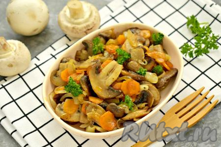 Жареные шампиньоны с луком и морковью раскладываем со сковороды по тарелкам, посыпав, по желанию нарезанной зеленью, и в качестве самостоятельной закуски или в качестве гарнира к мясу подаём к столу.