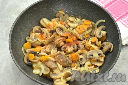 После того как овощи станут мягкими, солим блюдо, приправляем специями (я использовала паприку и чёрный молотый перец), перемешиваем, готовим 1 минуту и убираем с огня.