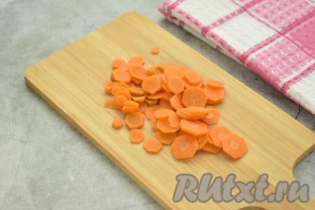 Морковь очищаем, нарезаем на тонкие кружочки (или брусочки).