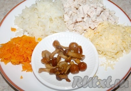 Приготовить составляющие нашего слоеного салата. Для этого нужно натереть на крупной терке вареные картофель и морковь. Отварное куриное филе нарезать небольшими кусочками. Сыр натереть на крупной терке. Грибы могут быть любые, их нужно отварить и слегка обжарить. Я использовала замороженные опята, которые предварительно просто разморозила и обжарила.