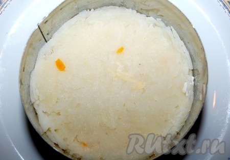 Теперь нужно выкладывать салат слоями. Я использовала специальное металлическое кольцо для формирования салата. На дно уложила слой картофеля, утрамбовала его и смазала тонким слоем майонеза.