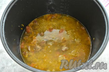 Вливаем к булгуру, овощам и куриным сердечкам 400 миллилитров горячей воды, закрываем крышку мультиварки.&nbsp;