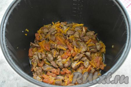 Теперь закрываем крышку мультиварки, включаем режим "Тушение". Тушим куриные сердечки в собственном соку&nbsp;20 минут.