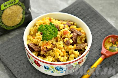 Рассыпчатый булгур вместе с сочными, мягкими куриными сердечками раскладываем из чаши мультиварки по тарелкам и в горячем виде подаём к столу. Сытно и вкусно, попробуйте!&nbsp;