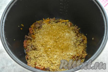 Открываем мультиварку, добавляем к куриным сердечкам булгур (промывать его не нужно), всыпаем соль по вкусу и специи (в качестве специй я добавила готовую приправу для плова), перемешиваем.